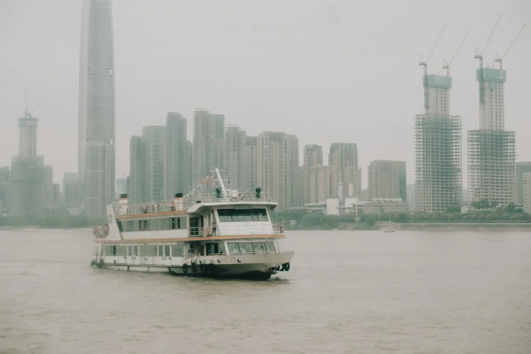 短视频与广告片拍摄如何选择？企业品牌影像制作的类型对比与适用场景